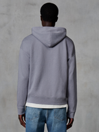 Alpinestars Essentials Ageless Zip Hoodie, Silber, Rückansicht, lässige Streetwear, entspannte Passform mit Stonewash-Finish, kombiniert mit blauer Jeans und weißem Unterhemd