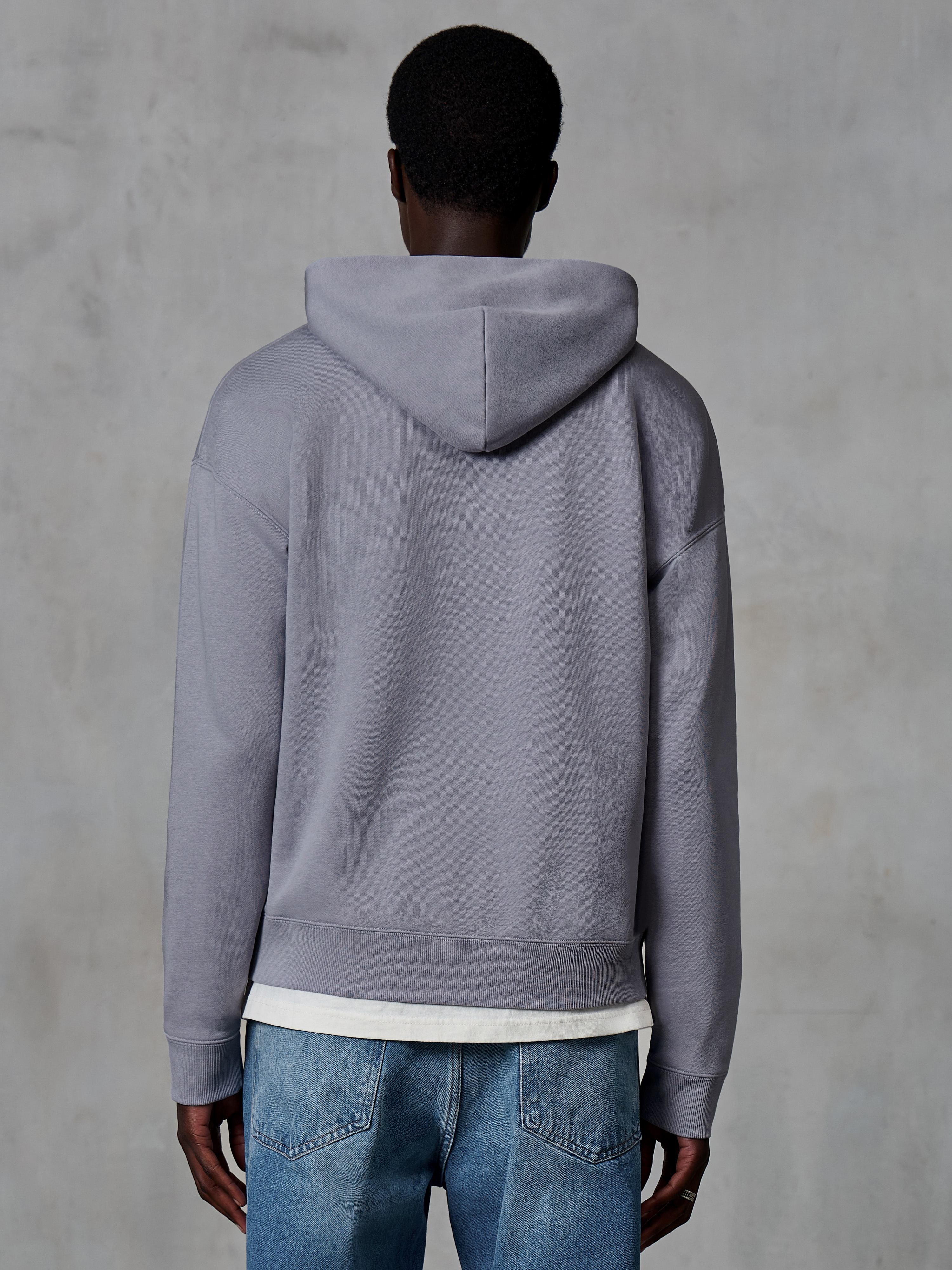 Alpinestars Essentials Ageless Zip Hoodie, Silber, Rückansicht, lässige Streetwear, entspannte Passform mit Stonewash-Finish, kombiniert mit blauer Jeans und weißem Unterhemd