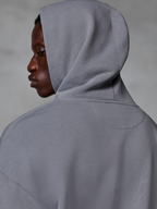 Alpinestars Essentials Ageless Zip Hoodie, Silber, Nahaufnahme von Seite und Rücken mit aufgesetzter Kapuze, hochwertiges Kompaktfleece-Gewebe, lässige Lifestyle-Streetwear
