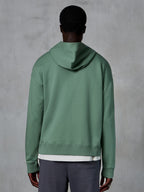 Alpinestars Essentials Ageless Zip Hoodie, Rückansicht am Modell, Kaktusgrün, lässige vom Motorsport inspirierte Streetwear, entspannte Passform mit geripptem Saum und Bündchen, hochwertiges Kompaktfleece