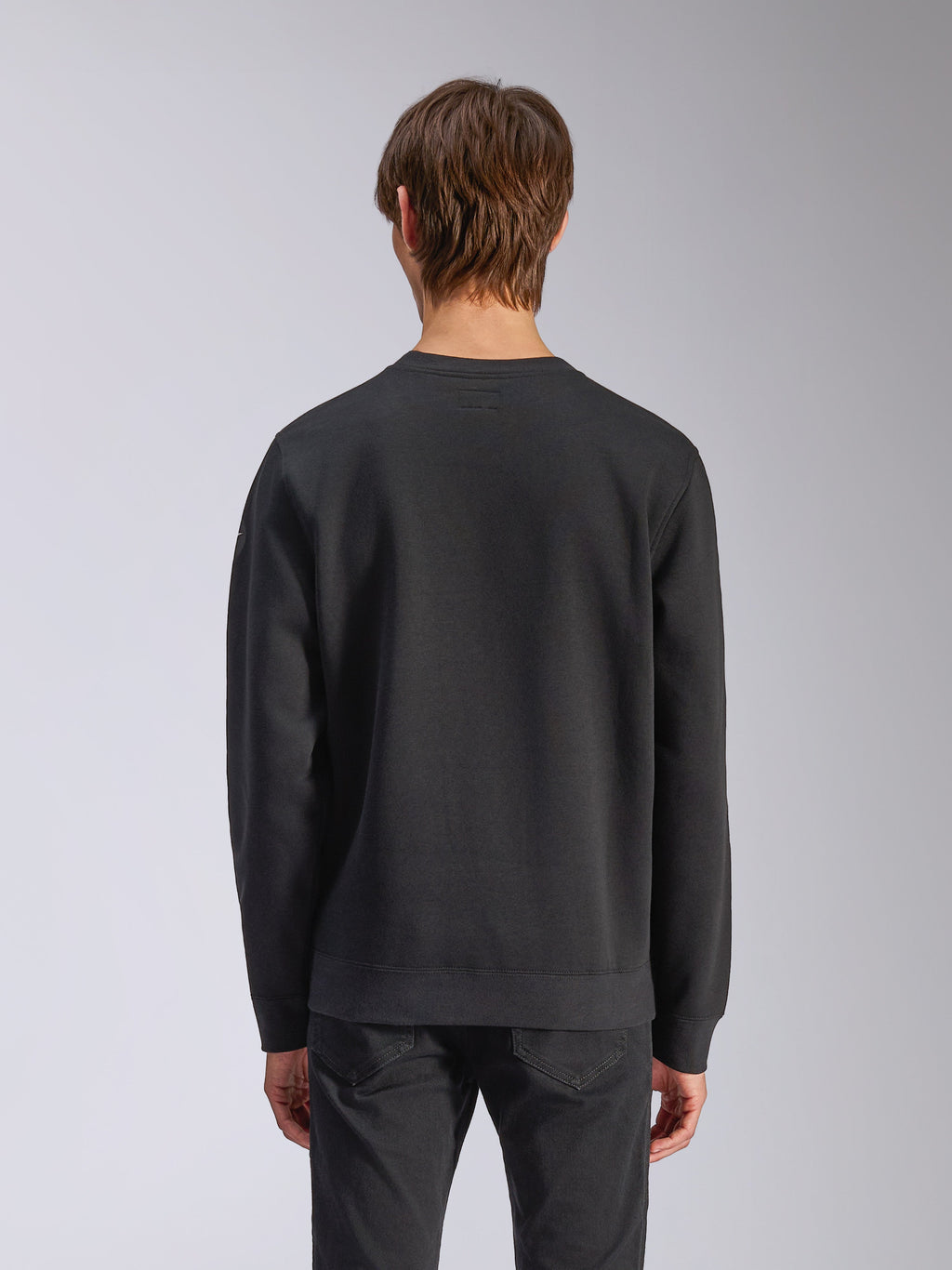 Alpinestars Bettern Crew, Rundhals-Sweatshirt, Schwarz, Rückansicht am Modell, mit gerippten Bündchen und Saum, lässige Motorsport-Streetwear
