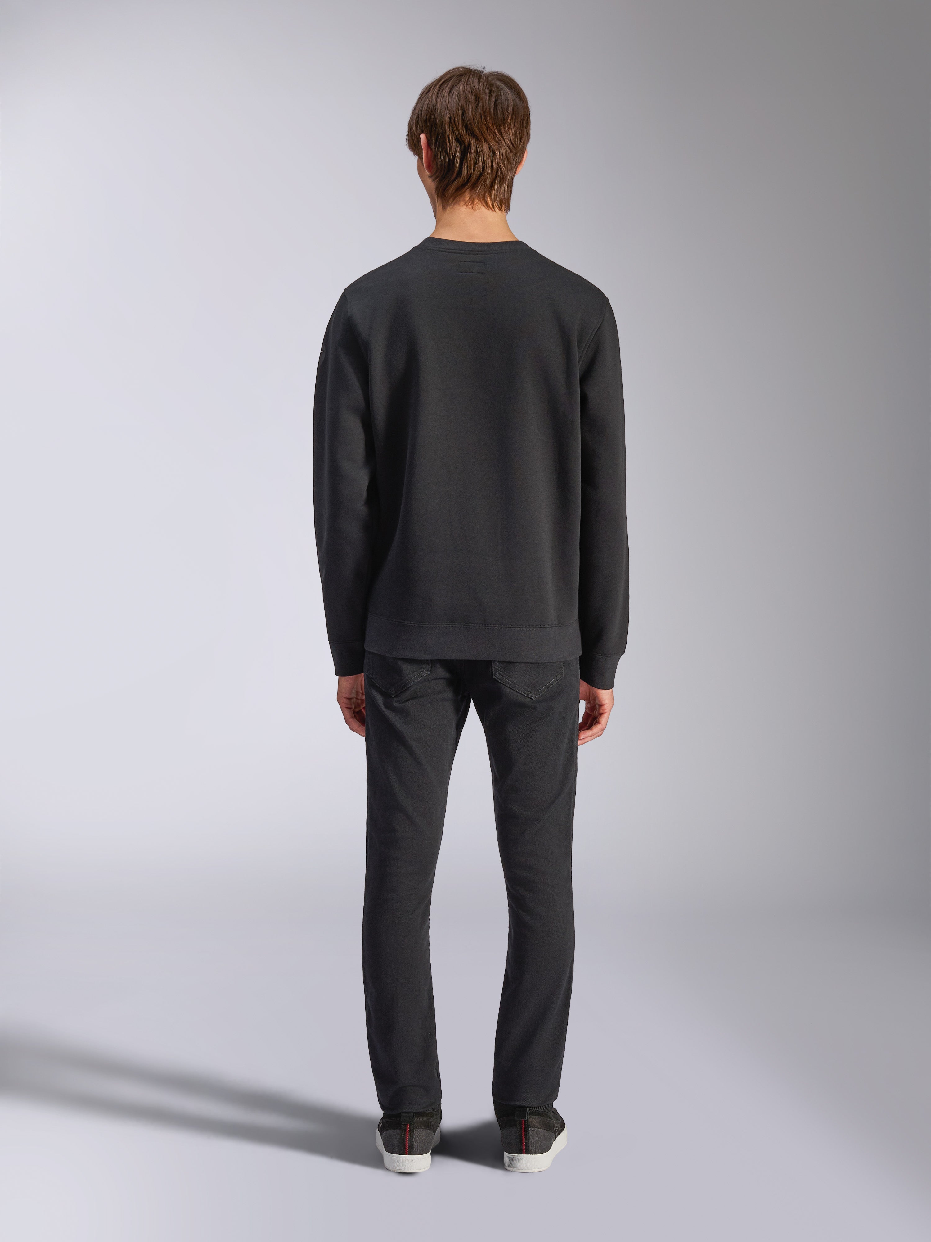 Alpinestars Bettern Crew, schwarzes Crewneck-Sweatshirt, Rückansicht am Modell, gerippter Kragen und Saum, lässige, vom Motorsport inspirierte Streetwear