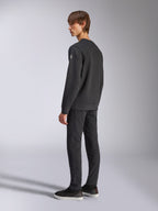 Alpinestars Bettern Crew, Fleece-Pullover, Schwarz, männliches Model in Rück- und Seitenansicht, mit gerippten Bündchen und Saum sowie einem kleinen Logo am Ärmel, lässige, vom Motorsport inspirierte Streetwear
