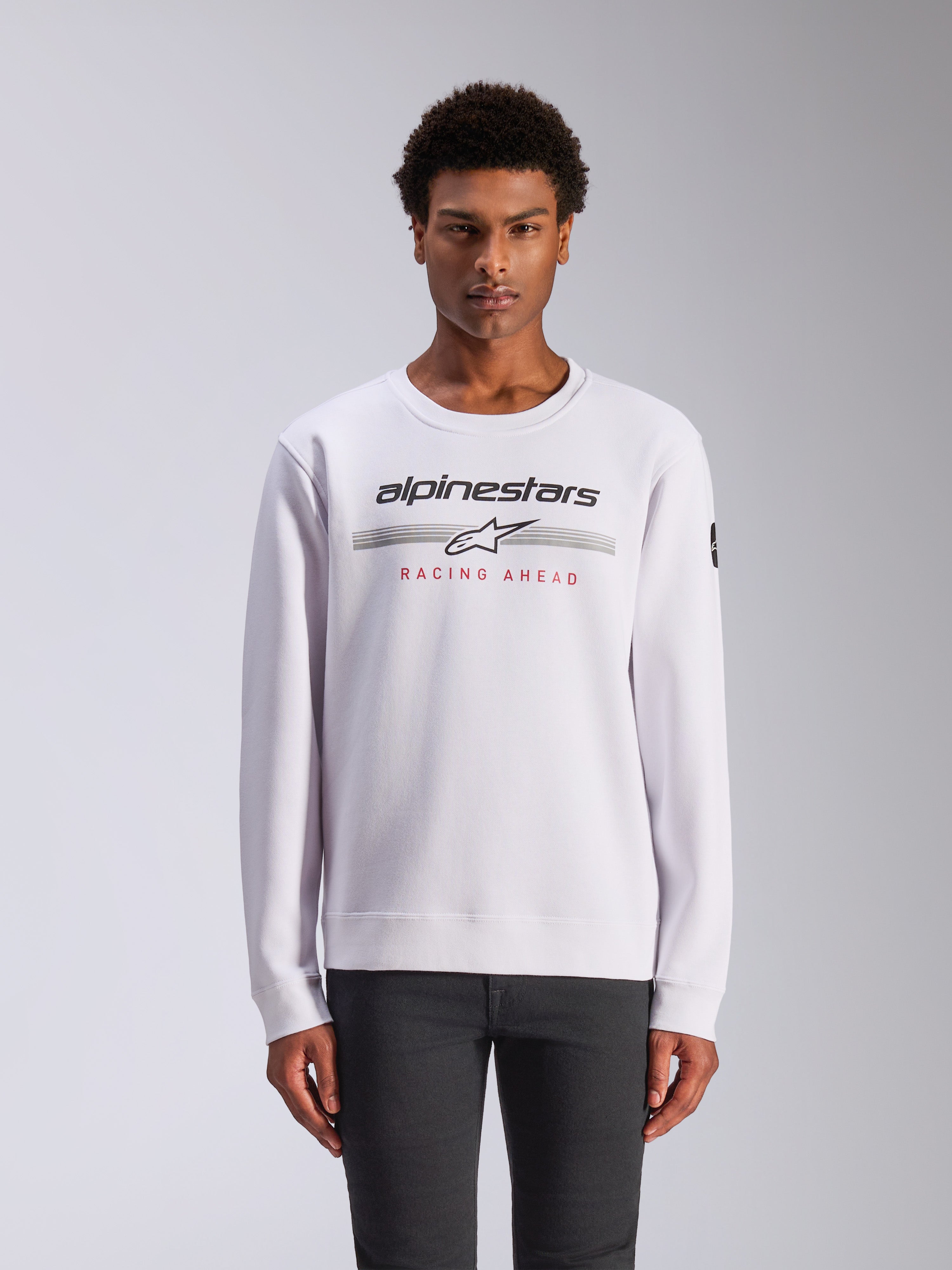 Alpinestars Bettern Crew, Crewneck-Sweatshirt, Weiß, mit schwarzem Alpinestars-Logo, grauen horizontalen Streifen und rotem 'RACING AHEAD'-Schriftzug, lässige Motorsport-Streetwear