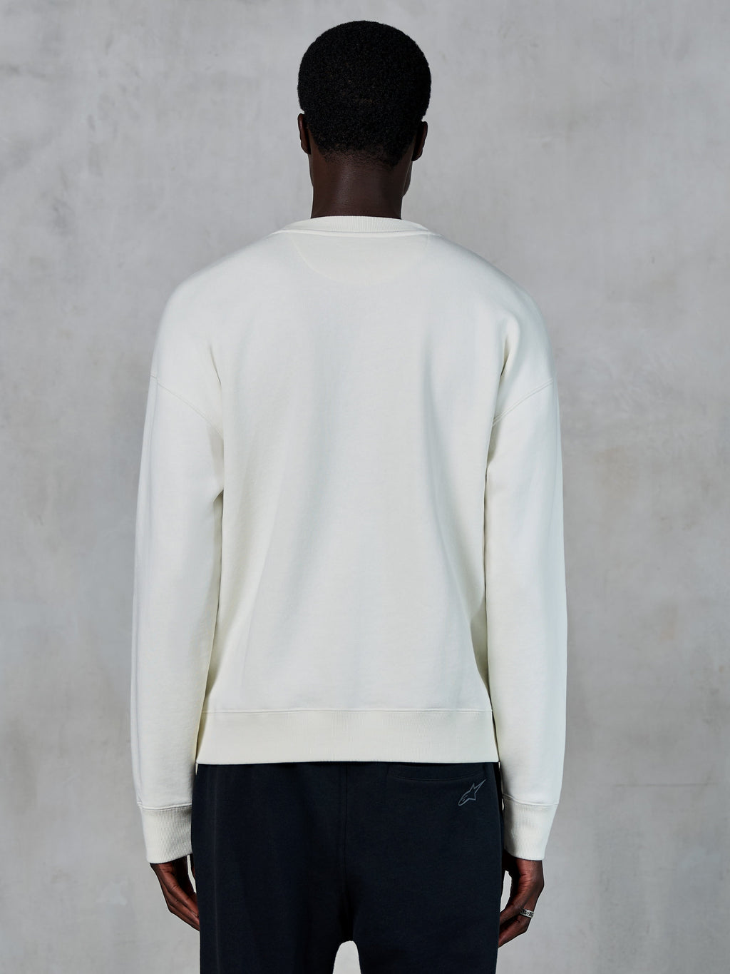 Alpinestars Essentials Ageless Crew, Off-White Rundhals-Sweatshirt, Rückansicht, lässige Sportbekleidung, mit gerippten Bündchen und Saum, schlichtes Design mit entspannter Passform, hochwertiges weiches Fleece-Material