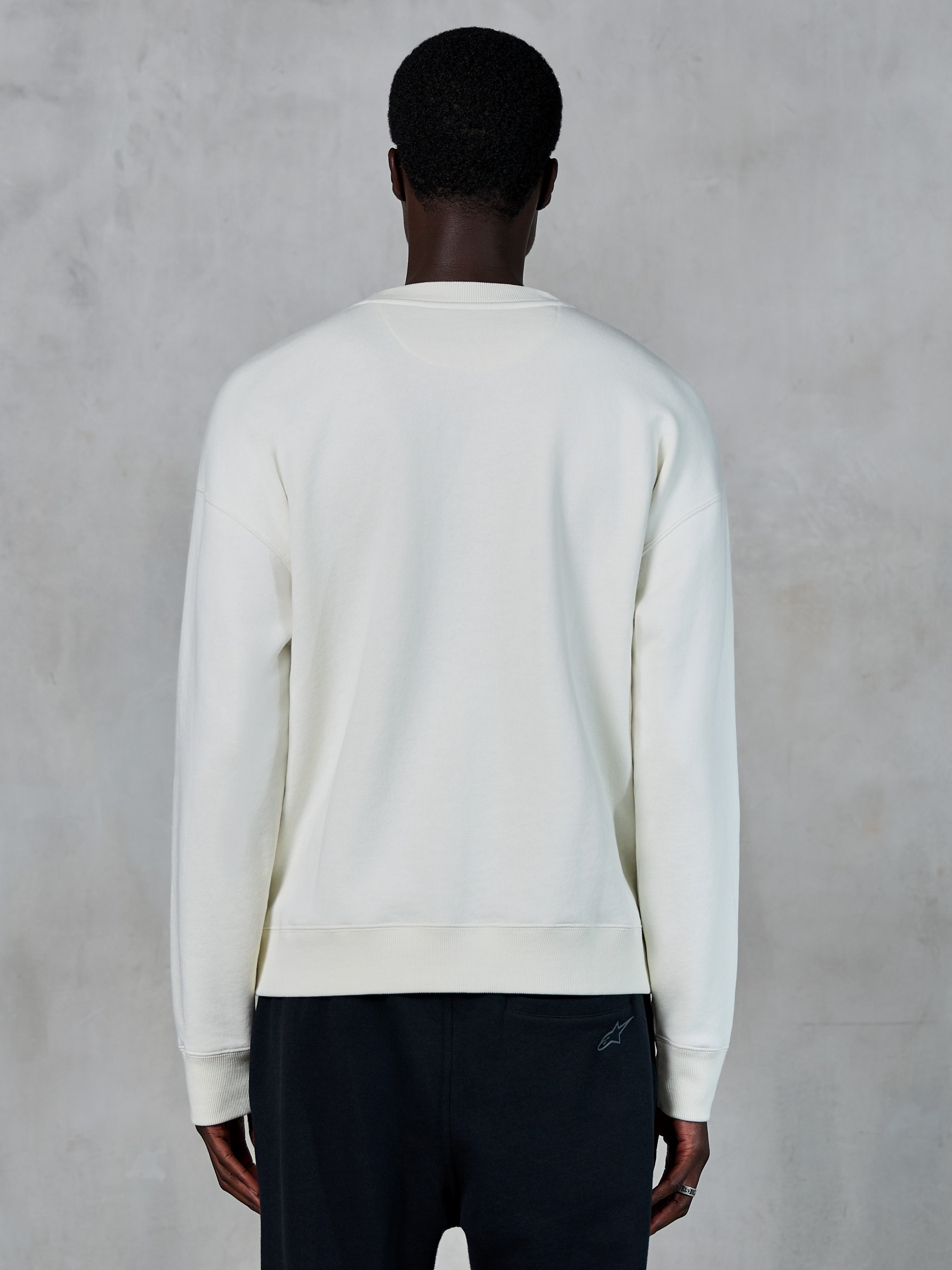 Alpinestars Essentials Ageless Crew, Off-White Rundhals-Sweatshirt, Rückansicht, lässige Sportbekleidung, mit gerippten Bündchen und Saum, schlichtes Design mit entspannter Passform, hochwertiges weiches Fleece-Material