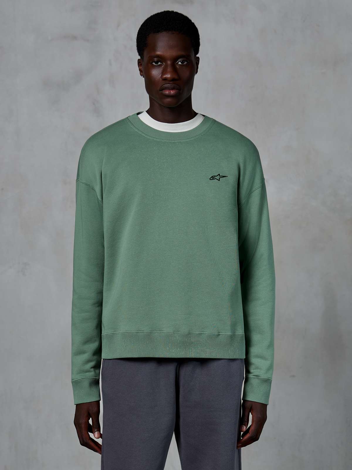 Alpinestars Essentials Ageless Crew, lässiges Sweatshirt mit Rundhalsausschnitt, kaktusgrün mit kleinem schwarzen Stern-Logo auf der Brust, gerippter Kragen, Ärmelbündchen und Saum, hochwertige Sportbekleidung aus Kompakt-Fleece