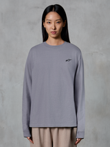 Alpinestars Essentials Ageless Langarm-T-Shirt, Silber, mit einem kleinen schwarzen Stern-Logo auf der Brust, entspannte Passform, hochwertige Bio-Baumwolle, lässige vom Motorsport inspirierte Streetwear