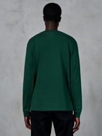 Alpinestars Essentials Ageless LS Tee, Langarmshirt, Pine Green, Rückansicht eines Models in einem locker sitzenden T-Shirt aus Bio-Baumwolljersey, lässige, vom Motorsport inspirierte Streetwear
