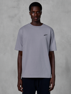 Alpinestars Essentials Ageless SS Tee, kurzärmeliges T-Shirt, Silber, mit einem kleinen schwarzen Astars-Logo auf der Brust, entspannte, zeitgemäße Passform, lässige, vom Motorsport inspirierte Streetwear