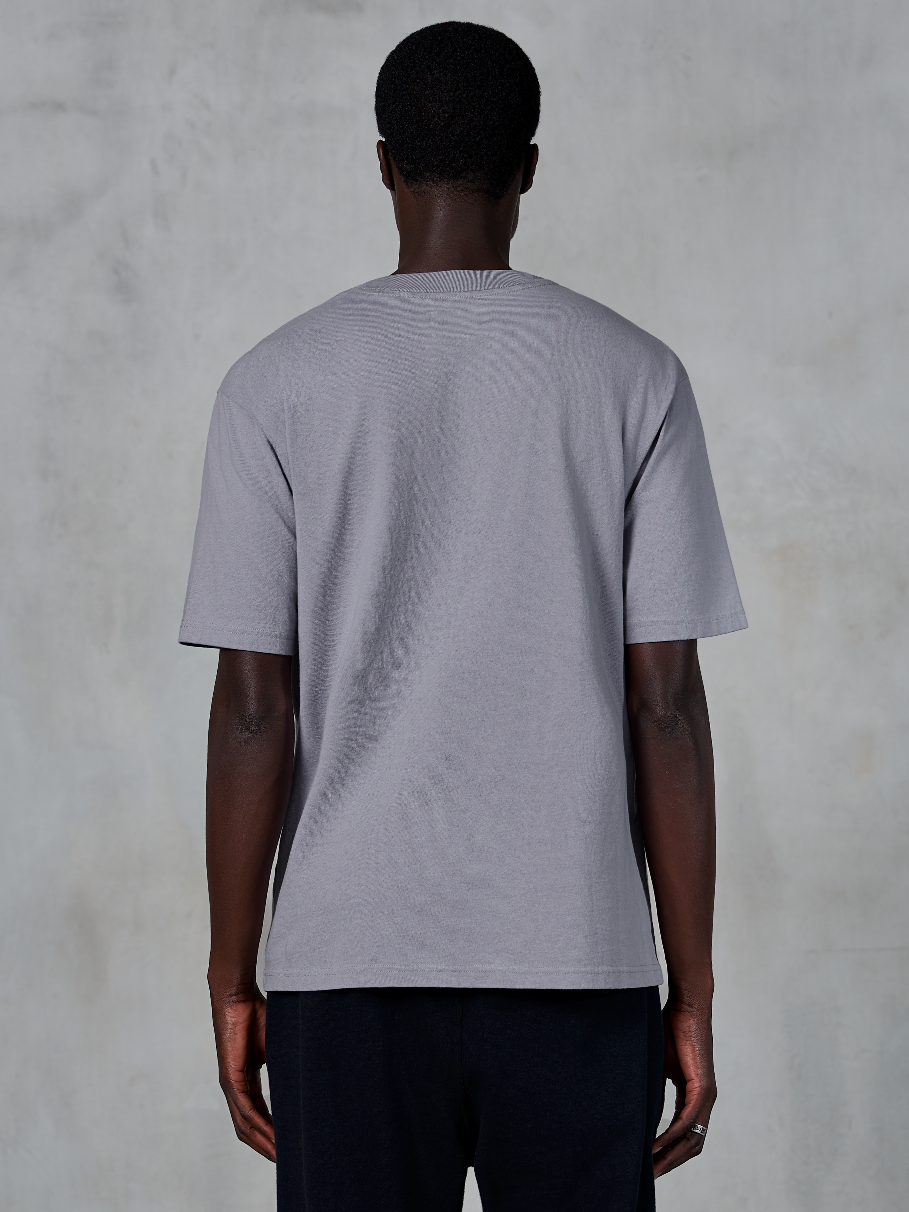 Alpinestars Essentials Ageless SS Tee, kurzärmeliges T-Shirt, Silber, Rückansicht am Modell, entspannte zeitgemäße Passform, lässige Streetwear aus Bio-Baumwolle