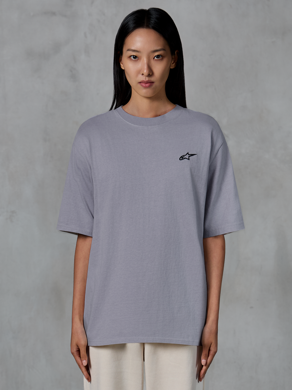 Alpinestars Essentials Ageless SS Tee, Kurzarm-T-Shirt, Silber, mit einem kleinen schwarzen Alpinestars-Logo auf der Brust, entspannte zeitgemäße Passform, Bio-Baumwolle, lässige Lifestyle-Streetwear, getragen von einem Model