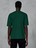 Alpinestars Essentials Ageless SS Tee, kurzärmeliges T-Shirt, Pine Green, Rückansicht am Model, entspannte Passform, Bio-Baumwolle, lässige vom Motorsport inspirierte Streetwear