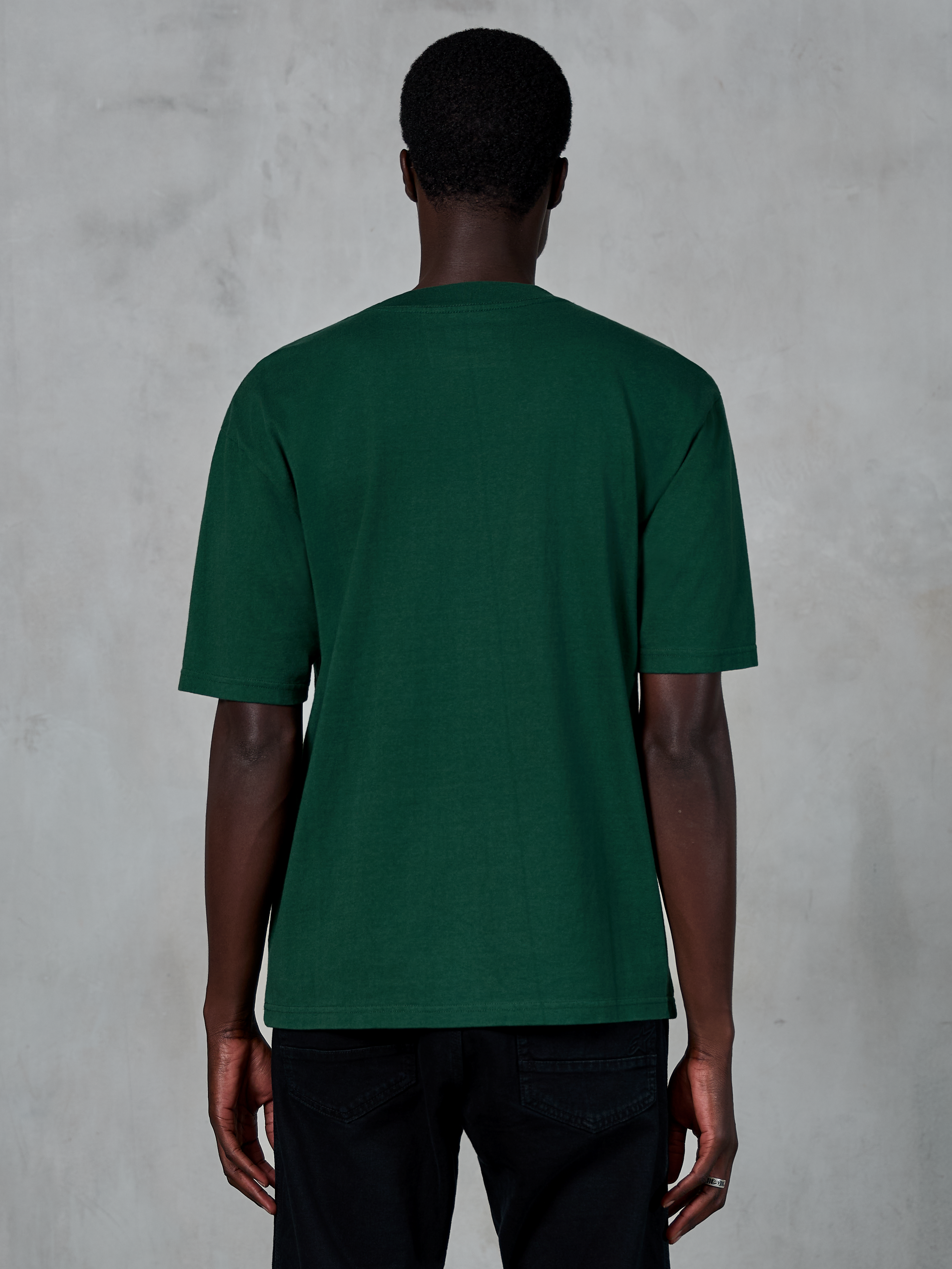 Alpinestars Essentials Ageless SS Tee, kurzärmeliges T-Shirt, Pine Green, Rückansicht am Model, entspannte Passform, Bio-Baumwolle, lässige vom Motorsport inspirierte Streetwear