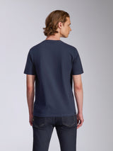 Alpinestars Collared CSF Tee, Kurzarm-T-Shirt, Navy, Rückansicht, getragen von Modell mit dunklen Jeans, lässige Performance-Sportbekleidung