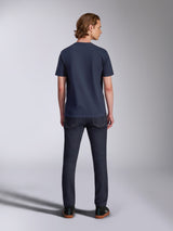 Alpinestars Collared CSF Tee, kurzärmeliges T-Shirt, Navyblau, Rückansicht am Model mit dunkler Jeans und schwarzen Sneakern, nachhaltiges feuchtigkeitsableitendes Performance-Material, lässige Sportbekleidung