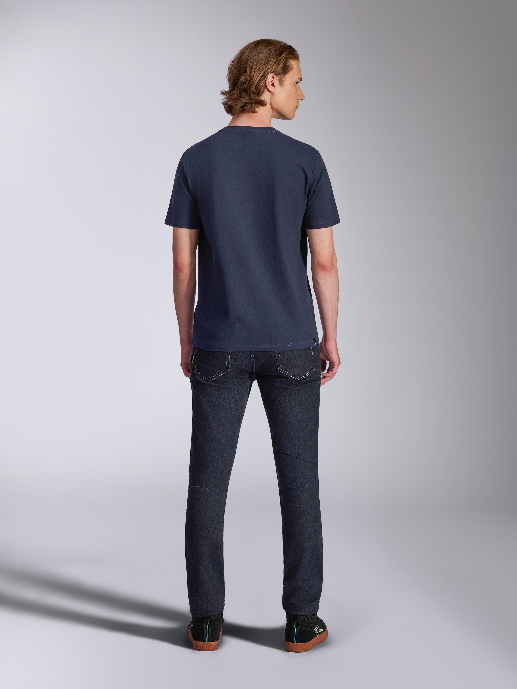 Alpinestars Collared CSF Tee, kurzärmeliges T-Shirt, Navyblau, Rückansicht am Model mit dunkler Jeans und schwarzen Sneakern, nachhaltiges feuchtigkeitsableitendes Performance-Material, lässige Sportbekleidung