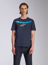 Alpinestars Collared CSF T-Shirt, Kurzarm-T-Shirt, Navyblau, Alpinestars-Schriftzug-Grafik in Petrol und Hellblau mit weißem Stern-Logo, kombiniert mit dunklem Denim, lässige Performance-Sportbekleidung