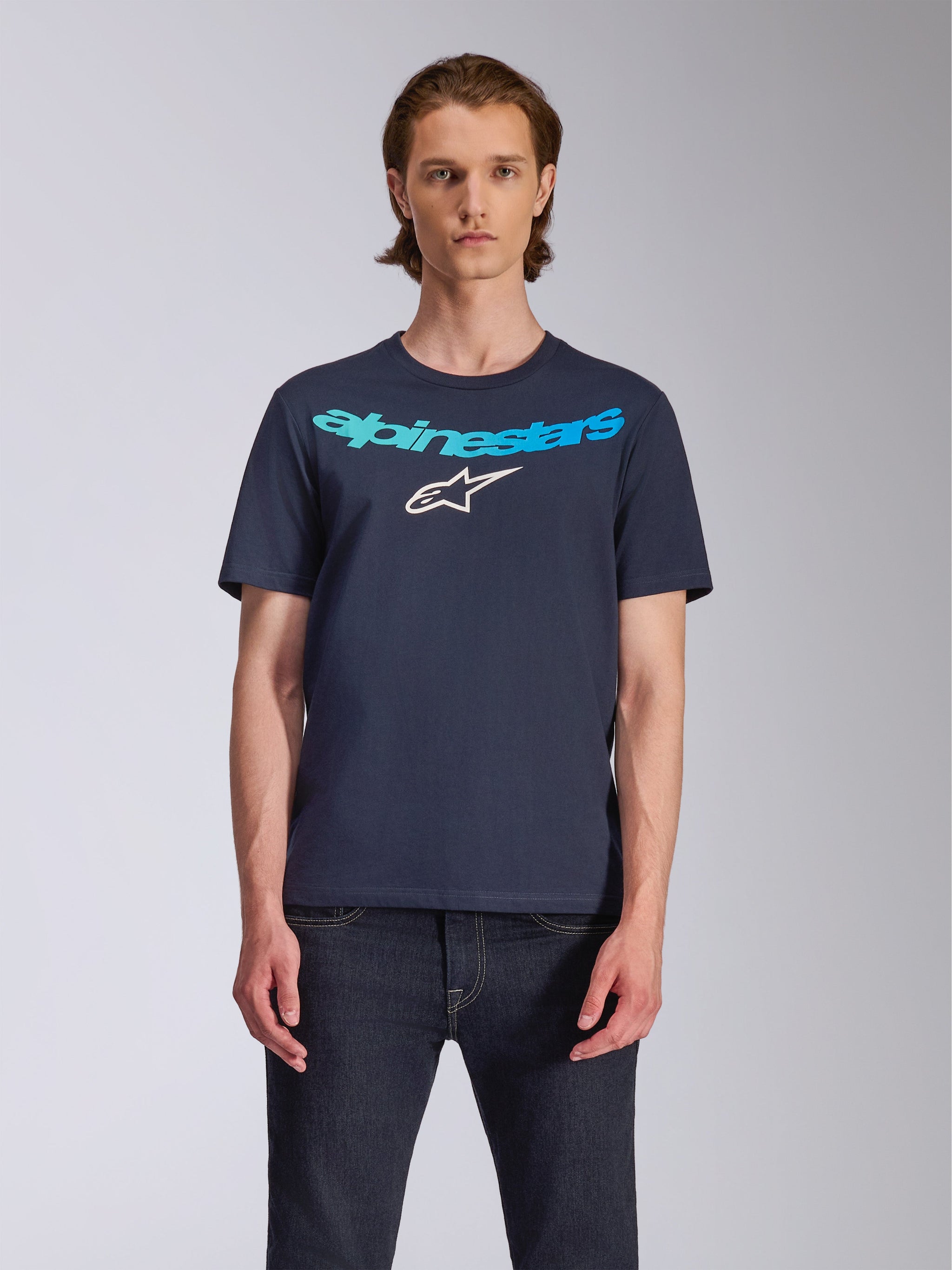 Alpinestars Collared CSF T-Shirt, Kurzarm-T-Shirt, Navyblau, Alpinestars-Schriftzug-Grafik in Petrol und Hellblau mit weißem Stern-Logo, kombiniert mit dunklem Denim, lässige Performance-Sportbekleidung
