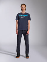 Alpinestars Collared CSF Tee, Kurzarm-T-Shirt, Navyblau, mit hellblauem Alpinestars-Schriftzug und weißem Stern-Logo auf der Brust, getragen von einem Model mit dunklen Denim-Jeans, lässige Motorsport-Streetwear