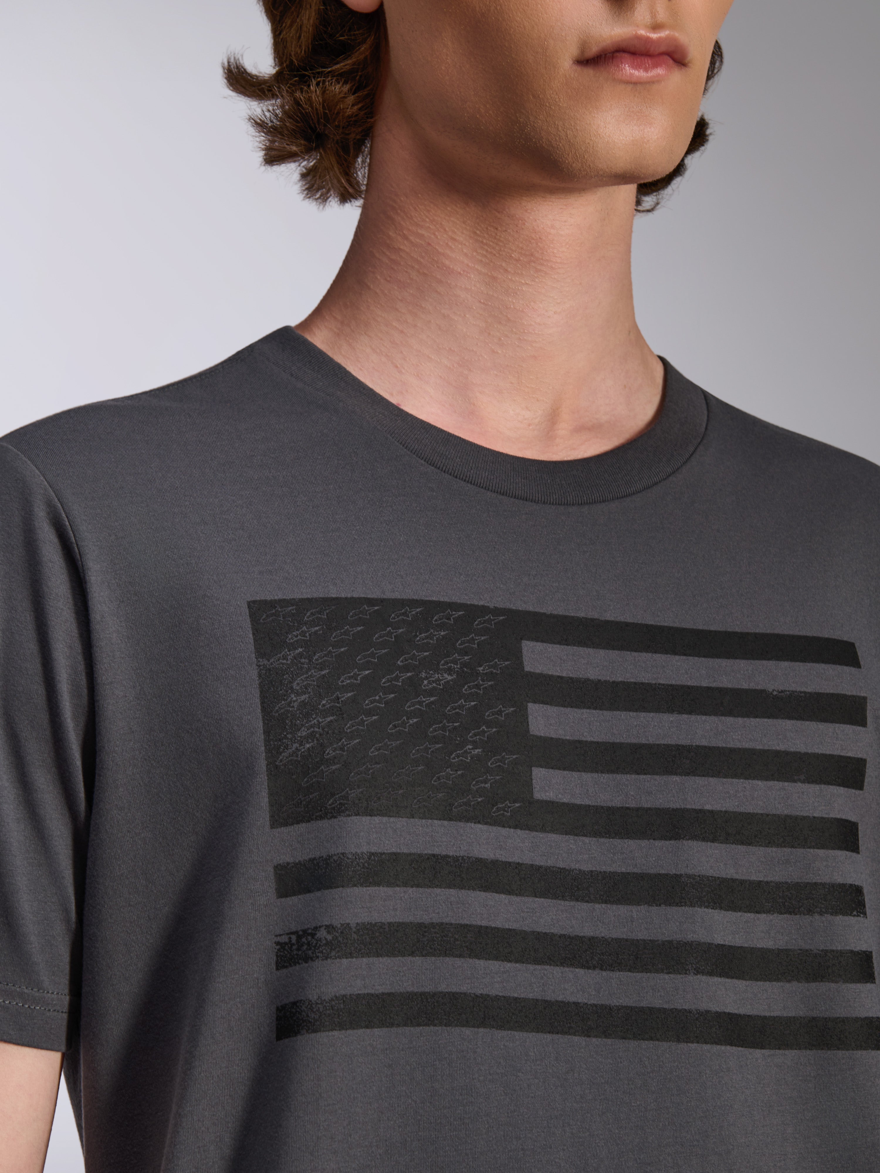 Alpinestars Waving CSF T-Shirt, Kurzarm-T-Shirt, Charcoal, mit einer schwarzen Flaggen-Grafik und Stern-Logos auf der Brust, lässige Motorsport-Streetwear