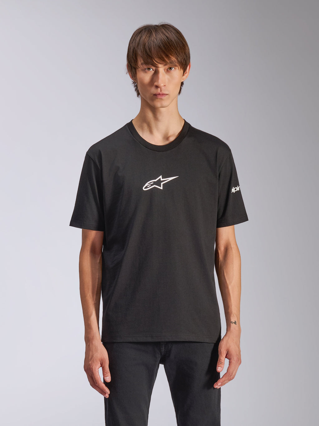 Alpinestars Frontal CSF Tee, Kurzarm-T-Shirt, Schwarz, weißes Astars-Logo auf der Brust, am Model getragen, lässige Motorsport-Bekleidung