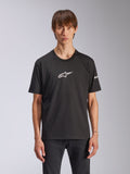 Alpinestars Frontal CSF Tee, Kurzarm-T-Shirt, Schwarz, weißes Astars-Logo auf der Brust, am Model getragen, lässige Motorsport-Bekleidung