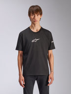 Alpinestars Frontal CSF Tee, Kurzarm-T-Shirt, Schwarz, weißes Astars-Logo auf der Brust, am Model getragen, lässige Motorsport-Bekleidung