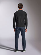 Alpinestars Trackside CSF Tee, Langarmshirt, Schwarz, Rückansicht an einem Model mit dunkelblauen Denim-Jeans, lässige Motorsport-Streetwear