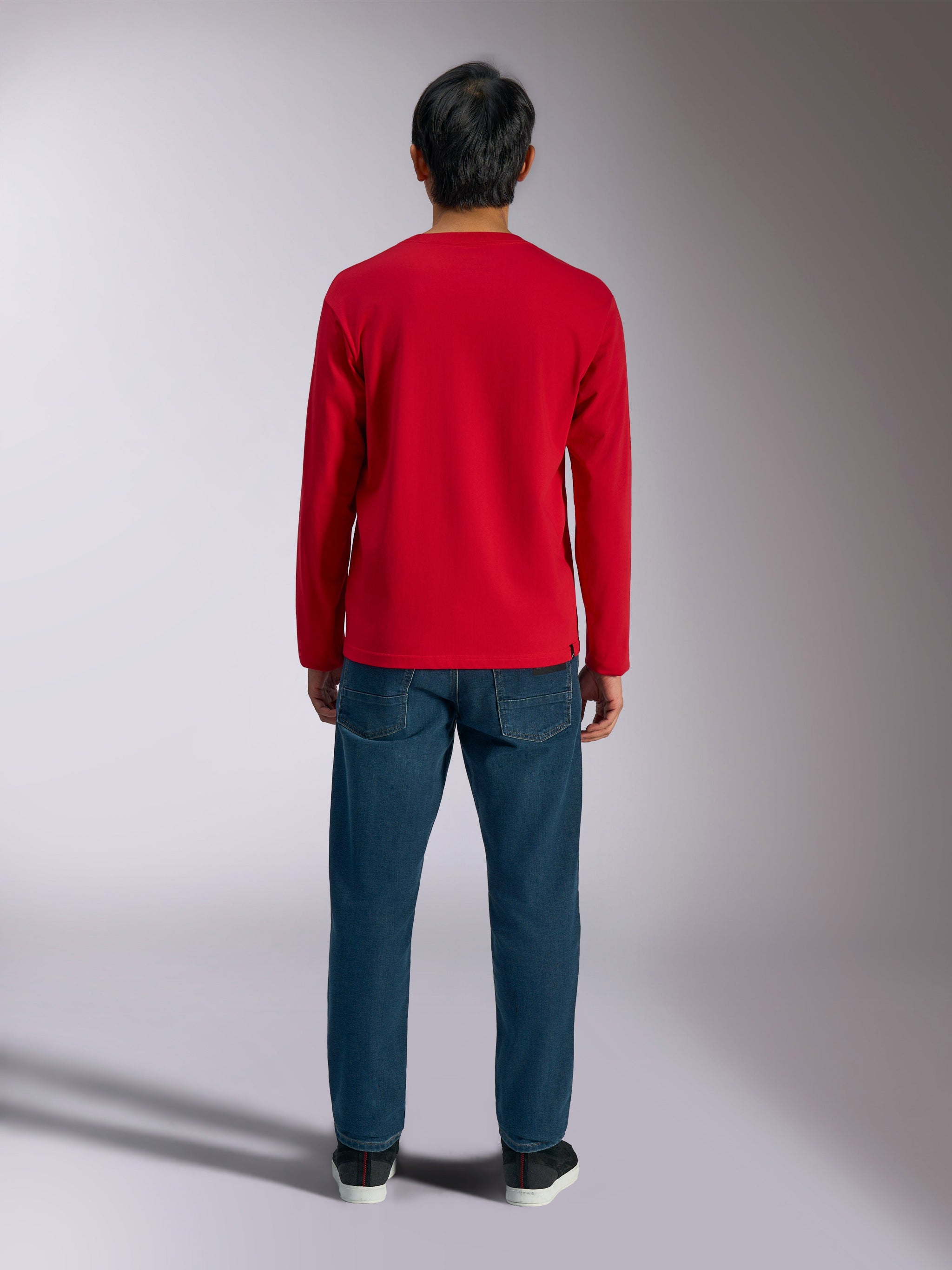 Alpinestars Trackside CSF Tee, Langarmshirt, Rot, Rückansicht eines Models mit blauen Jeans, lässige, vom Motorsport inspirierte Sportbekleidung