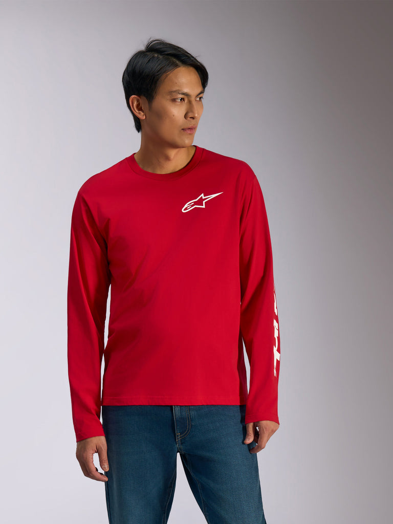 Alpinestars Trackside CSF Langarmshirt, Langarm-T-Shirt, Rot mit weißen Grafiken, weißes Alpinestars Stern-Logo auf der Brust und weißer Schriftzug am Ärmel, getragen mit blauen Jeans, lässige motorsport-inspirierte Sportbekleidung