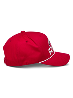 Alpinestars Ride Comp Snapback Kappe, Rot, Seitenansicht, gebogener Schirm mit weißem geflochtenem Seilbesatz, strukturierte Krone mit weißem Astars Ride Logo, lässige Motorsport-Kopfbedeckung