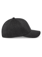 Alpinestars Corp Shift Multi Mütze, Seitenansicht, Dunkelgrau Meliert, strukturierte Krone mit gebogenem Schirm, Stretch-Twill-Gewebe, lässige, vom Motorsport inspirierte Kopfbedeckung
