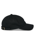 Alpinestars Deduce Strapback Mütze, Schwarz, Seitenansicht, gebogener Schirm mit unstrukturierter niedriger Krone, Baumwolltwill-Gewebe, verstellbarer Riemenverschluss mit Metallschnalle, lässige, vom Motorsport inspirierte Kopfbedeckung