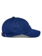 Alpinestars Deduce Strapback Mütze, Blau, Seitenansicht, gebogener Schirm, verstellbarer Riemenverschluss mit Messingschnalle, Baumwolltwill-Konstruktion, lässige Kopfbedeckung mit weißer Stickerei