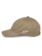 Alpinestars Deduce Strapback Kappe, Khaki, Seitenansicht mit weiß gesticktem Astars-Logo, gebogener Schirm, Baumwoll-Twill-Konstruktion, lässige Motorsport-Streetwear