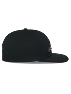 Alpinestars Thickness Snapback Hat, Schwarz, Seitenansicht, strukturierte Krone mit flachem Schirm, Baumwoll-Twill, 3D-Stickerei-Logo, lässige Motorsport-Kopfbedeckung