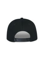 Alpinestars Thickness Snapback Kappe, Schwarz, Rückansicht mit verstellbarem Snapback-Verschluss, schwarzer Kunststoffriemen mit kleinem weißem Astars-Logo-Etikett, strukturierte Krone aus Baumwolltwill, lässige Sportbekleidung