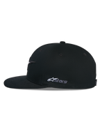 Alpinestars Thickness Snapback Mütze, Schwarz, Seitenansicht mit strukturierter Krone und flachem Schirm, weiße Astars-Logo-Stickerei an der Seite, lässige, vom Motorsport inspirierte Kopfbedeckung