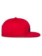 Alpinestars Thickness Snapback Mütze, Rot, Seitenansicht mit flachem Schirm und strukturierter Krone, besticktes Logo auf der Vorderseite, lässige, vom Motorsport inspirierte Kopfbedeckung