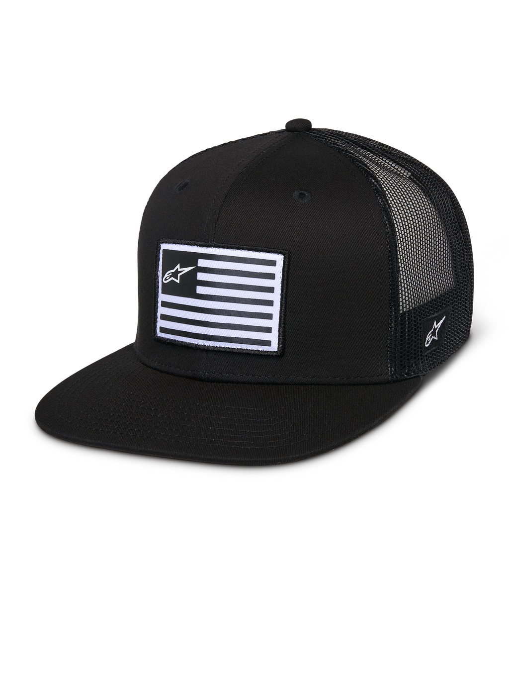 Alpinestars Flag Flat Trucker Hat, Schwarz, flacher Schirm mit strukturierter Krone, atmungsaktive schwarze Mesh-Rückseite, rechteckiger Front-Patch mit horizontalen Streifen und Stern-Logo, seitliche Stickerei, lässiges motorsport-inspiriertes Design