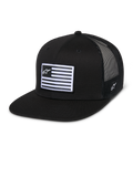 Alpinestars Flag Flat Trucker Hat, Schwarz, flacher Schirm mit strukturierter Krone, atmungsaktive schwarze Mesh-Rückseite, rechteckiger Front-Patch mit horizontalen Streifen und Stern-Logo, seitliche Stickerei, lässiges motorsport-inspiriertes Design