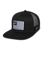 Alpinestars Flag Flat Trucker Hat, Schwarz, flacher Schirm mit strukturierter Krone, atmungsaktive schwarze Mesh-Rückseite, rechteckiger Front-Patch mit horizontalen Streifen und Stern-Logo, seitliche Stickerei, lässiges motorsport-inspiriertes Design