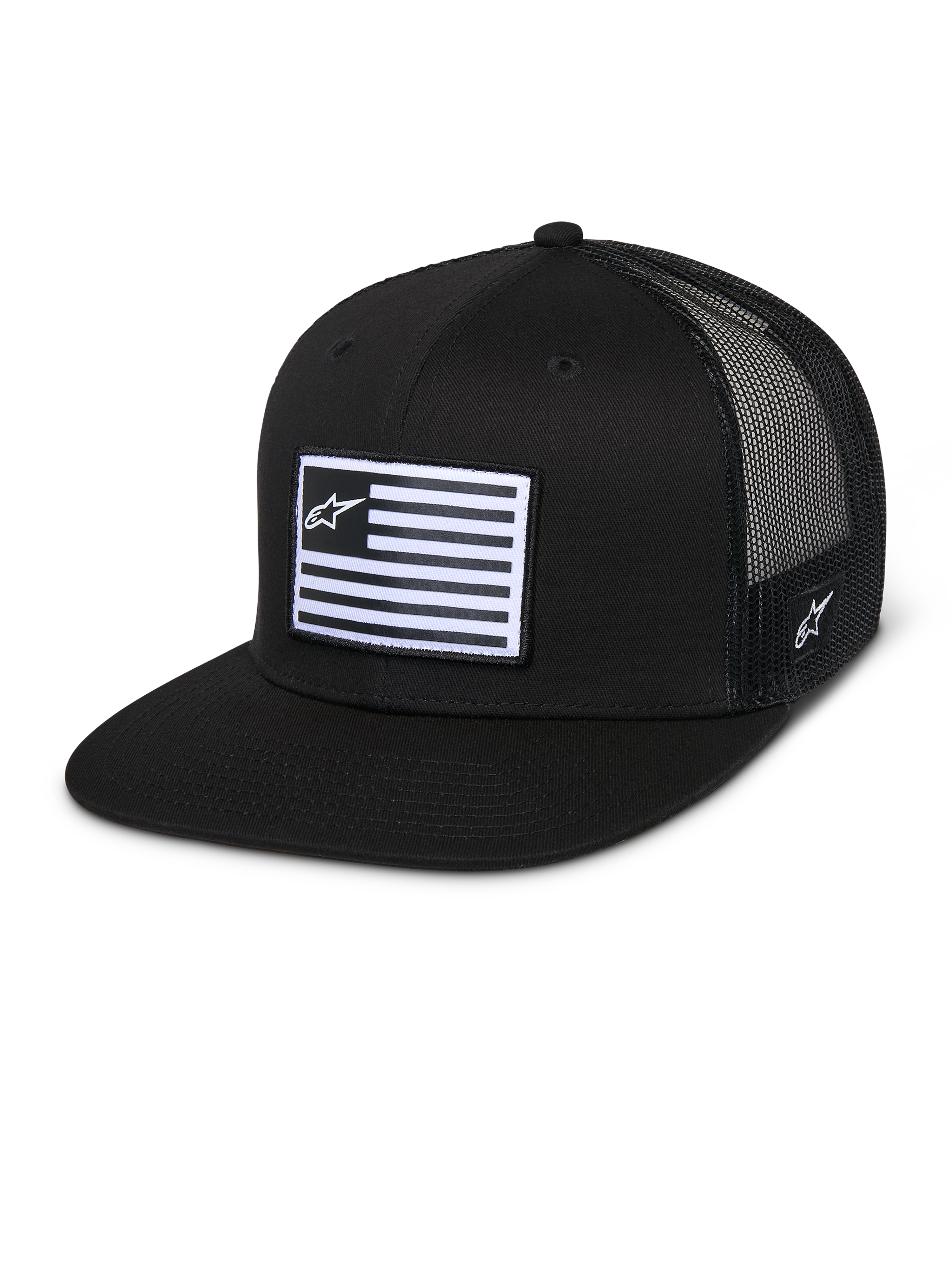 Alpinestars Flag Flat Trucker Hat, Schwarz, flacher Schirm mit strukturierter Krone, atmungsaktive schwarze Mesh-Rückseite, rechteckiger Front-Patch mit horizontalen Streifen und Stern-Logo, seitliche Stickerei, lässiges motorsport-inspiriertes Design