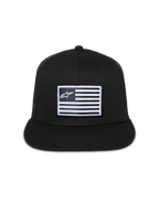 Alpinestars Flag Flat Trucker Hat, Schwarz, Cap mit flachem Schirm und strukturierter Krone, zentraler rechteckiger Patch mit weißer Flagge und Alpinestars-Logo, Mesh-Rückseite, lässige, vom Motorsport inspirierte Streetwear