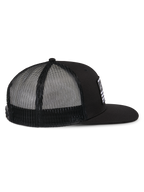 Alpinestars Flag Flat Trucker-Mütze, Schwarz, Seitenansicht mit flachem Schirm, strukturierter Krone und schwarzer Mesh-Rückseite aus Polyester, lässige vom Motorsport inspirierte Kopfbedeckung