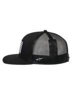 Alpinestars Flag Flat Trucker Hat, Seitenansicht, Schwarz, flacher Schirm und strukturierte Krone, atmungsaktive Rückseite aus Polyester-Mesh, Flaggen-Patch auf der Vorderseite und weiße Logo-Stickerei an der Seite, lässige vom Motorsport inspirierte Kopfbedeckung