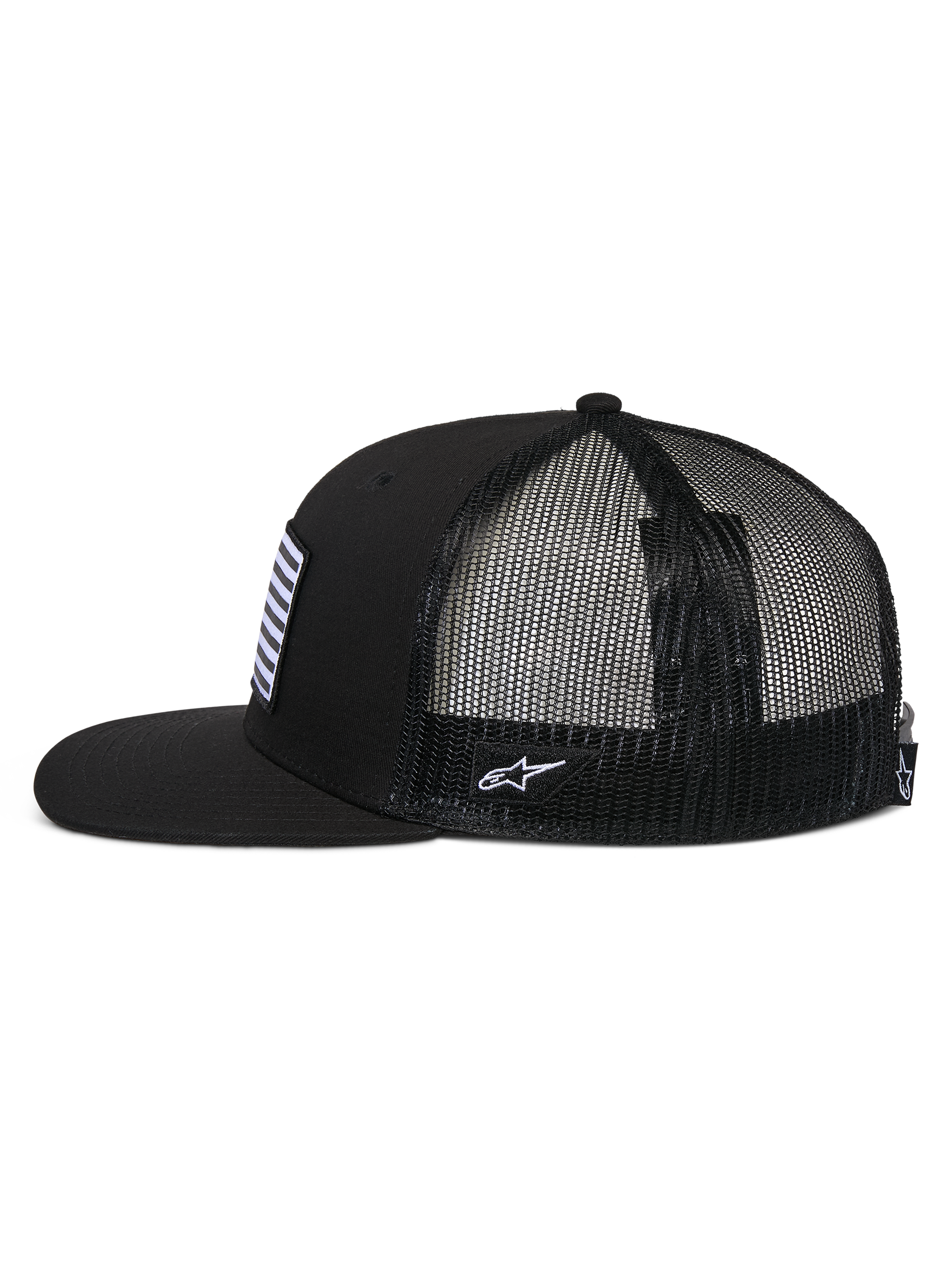 Alpinestars Flag Flat Trucker Hat, Seitenansicht, Schwarz, flacher Schirm und strukturierte Krone, atmungsaktive Rückseite aus Polyester-Mesh, Flaggen-Patch auf der Vorderseite und weiße Logo-Stickerei an der Seite, lässige vom Motorsport inspirierte Kopfbedeckung