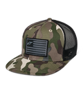 Alpinestars Flag Flat Trucker-Kappe, grünes Camouflage und Schwarz, Trucker-Cap mit flachem Schirm und atmungsaktiver Mesh-Rückseite, strukturierte Krone mit schwarzem Logo-Patch im Flaggen-Stil, lässige Motorsport-Kopfbedeckung.