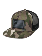 Alpinestars Flag Flat Trucker-Kappe, grünes Camouflage und Schwarz, Trucker-Cap mit flachem Schirm und atmungsaktiver Mesh-Rückseite, strukturierte Krone mit schwarzem Logo-Patch im Flaggen-Stil, lässige Motorsport-Kopfbedeckung.